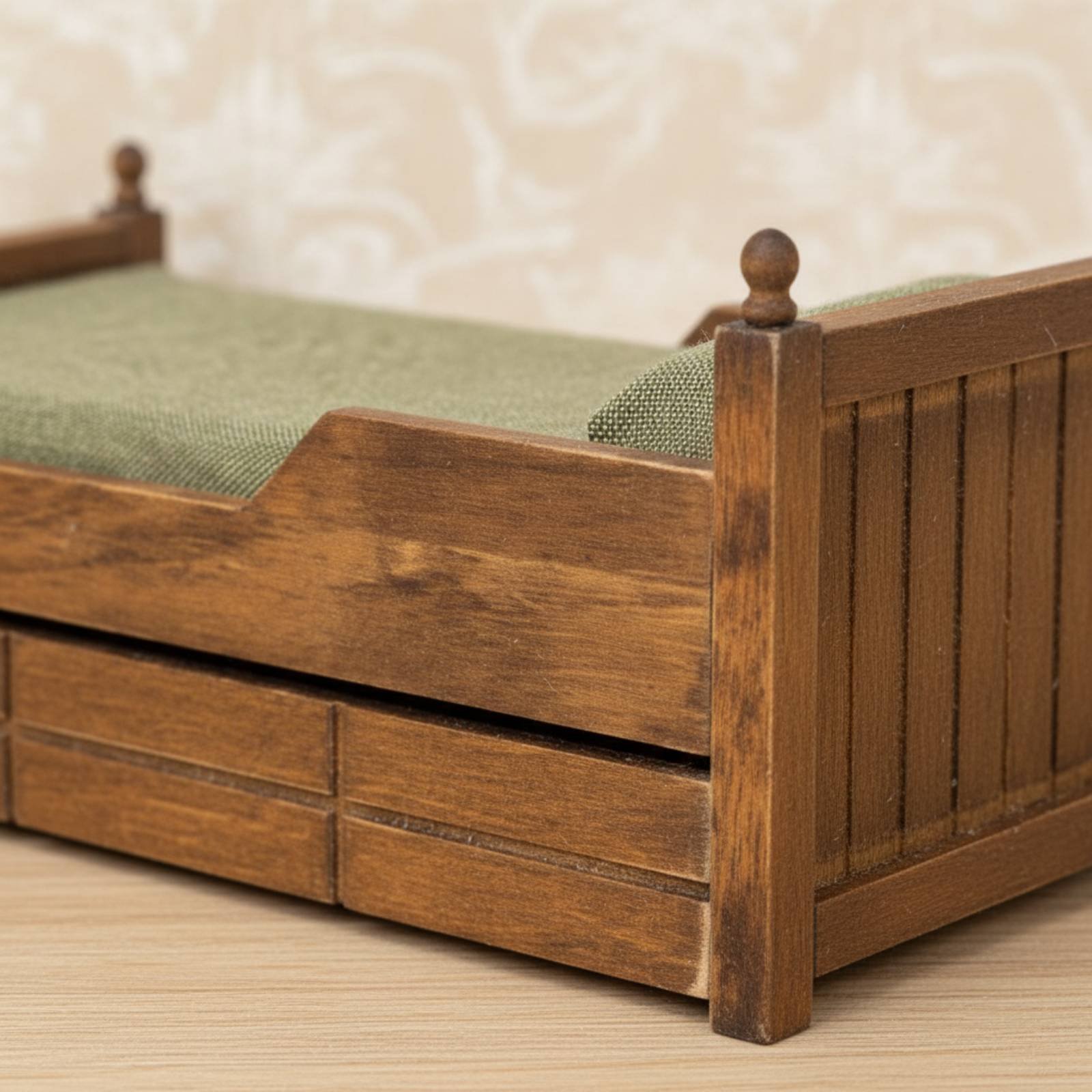 1:12 Scale Wooden Bed Handmade - Vintage Fashion Doll recension och pris